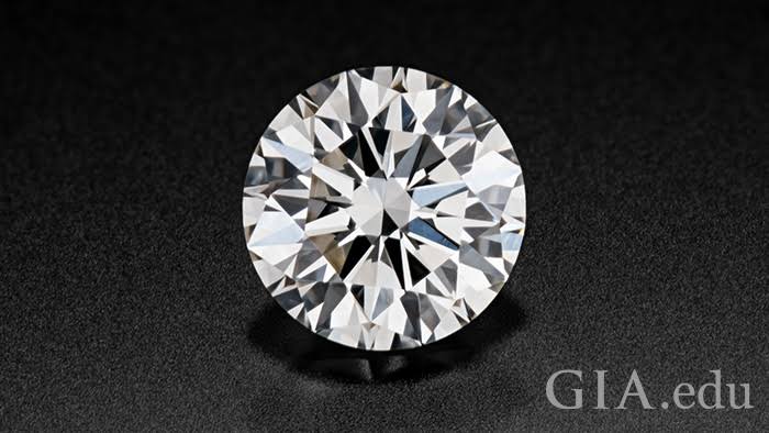 婚約指輪デザイナーが教えるダイヤモンドの選び方