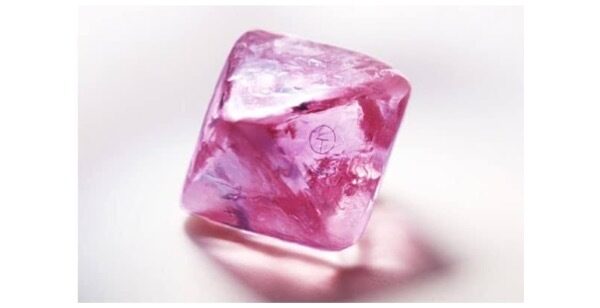 オーストラリア・アーガイル鉱山から採掘された、ピンクダイヤモンドの原石