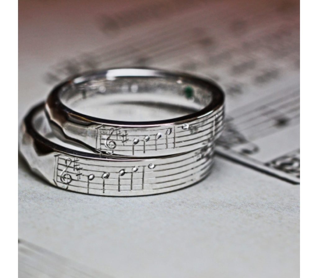 薬指の楽譜・結婚指輪に2人だけに聞こえる音楽を刻んだオーダー作品