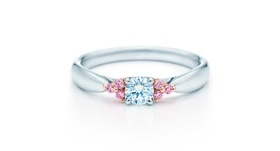 ピンクダイヤを使った婚約指輪のデザイン