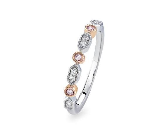 ピンクダイヤが白いダイヤの間で輝くエタニティデザインの結婚指輪