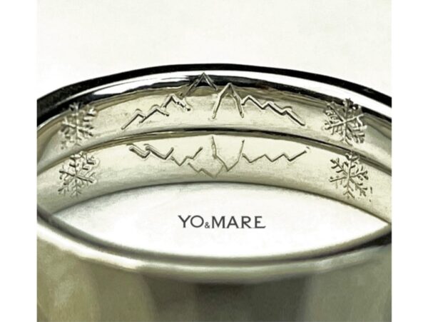 結婚指輪を重ねたリング内側に山の模様を描いたオーダーメイド作品
