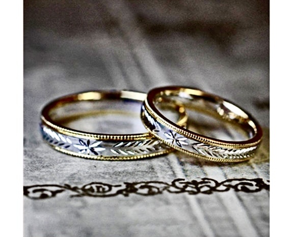 星の模様が一周入ったコンビカラーのアンティークな結婚指輪作品 