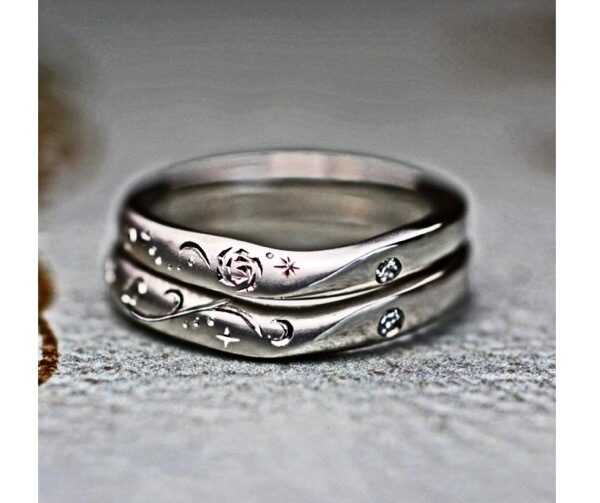 結婚指輪を重ねてバラと月の模様をつくるオーダーメイド作品 ＞