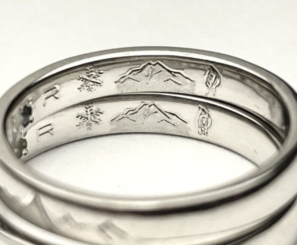 結婚指輪の内側に鳥海山と水芭蕉と雪の結晶の模様を入れたオーダー作品