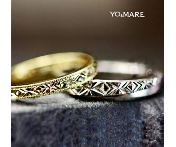 幾何学柄模様を手彫りでデザインしたアンティークなゴールドの結婚指輪 