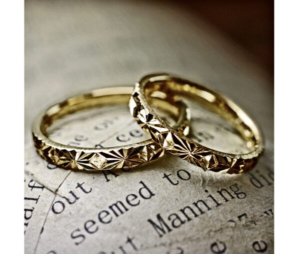 手彫りの幾何学模様が入ったゴールドの結婚指輪コレクション