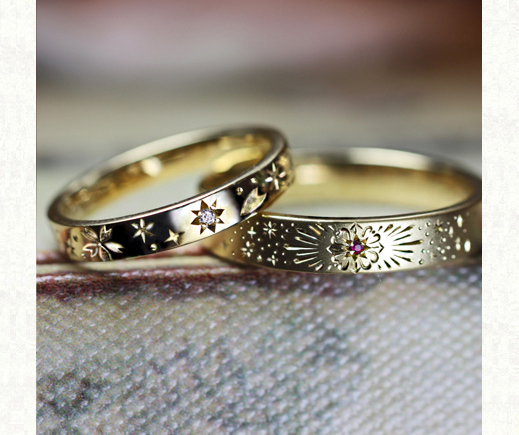 さくらと花火の模様をペアリングにデザインしまゴールドの結婚指輪オーダー作品 ＞