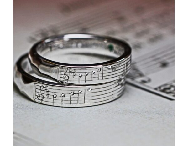 リング半周に手彫りで楽譜を入れた結婚指輪