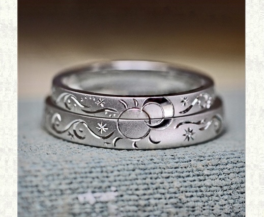 月と太陽の手彫り模様を入れたオーダーメイドの結婚指輪