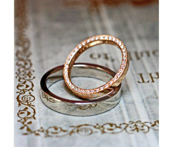 リングのサイドにダイヤを留めたエタニティ・ピンクゴールド の結婚指輪 