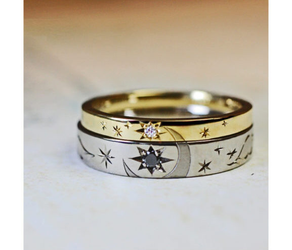  月と星の模様を、レディスゴールドとメンズグ レイゴールドで作った結婚指輪作品 ＞