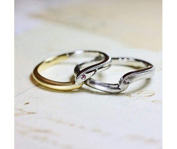 鳥をモチーフにした個性的なデザインの結婚指輪 