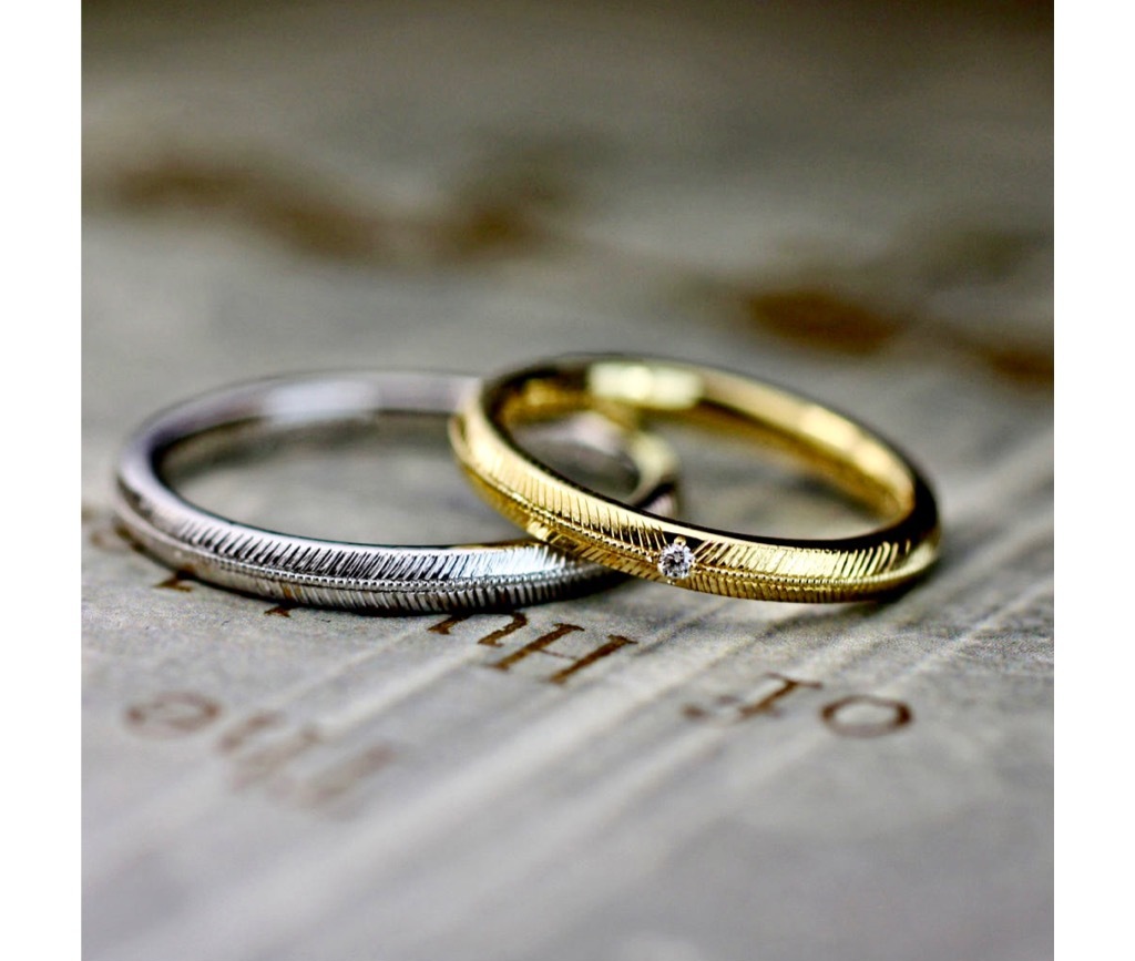 　幸運のミモザ模様が入るゴールドとプラチナのアンティークな結婚指輪 ＞ 