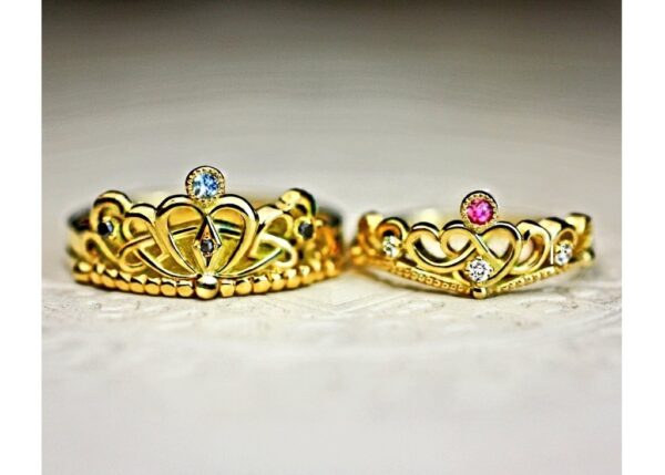 ゴールドティアラをデザインした、ゴールドのアンティークな結婚指輪 