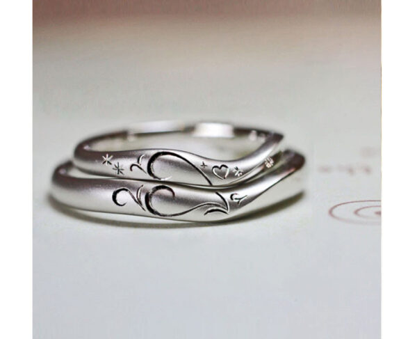 ふたりのリングを重ねてハートをつくる結婚指輪コレクション 