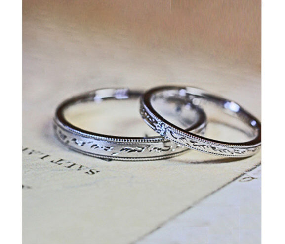 羽の模様とミルグレインがデザインされたアンティークなプラチナの結婚指輪 