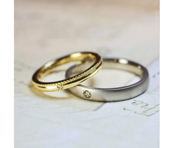片サイドにミルグレインを入れた、アンティークなゴールドとグレーの結婚指輪