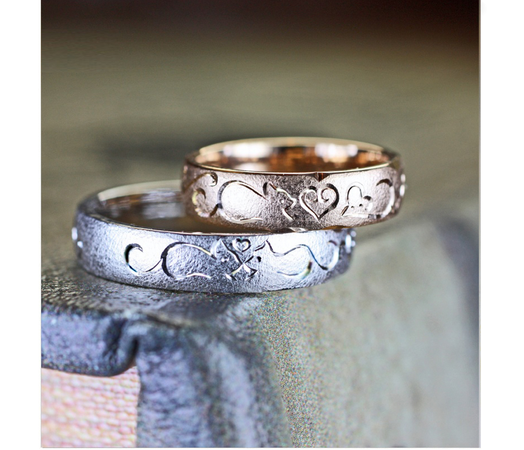 ネコの模様を艶消しマットなピンクゴールドにデザインしたアンティークな結婚指輪 