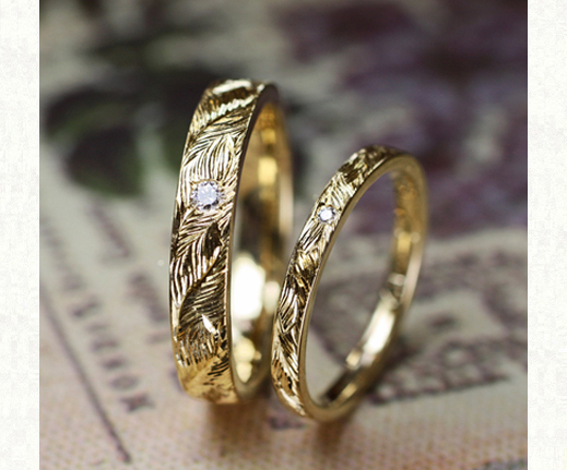  幸運のミモザ模様を入れた個性的な結婚指輪・ゴールドコレクション ＞