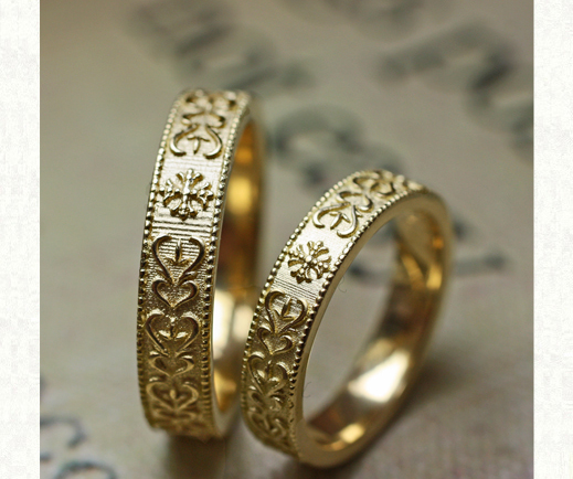  アートな浮き柄模様をデザインしたアンティークなゴールドの結婚指輪 ＞ 