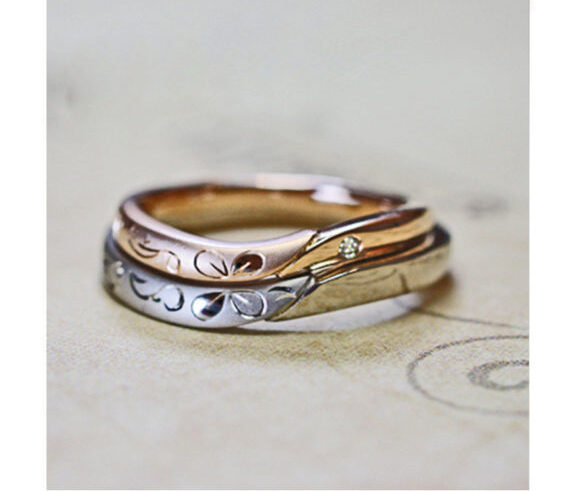 花の模様を艶消しマットなピンクゴールドにデザインしたアンティークな結婚指輪