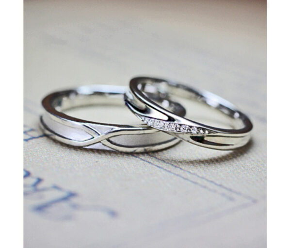 幸運の8の字をデザインした個性派結婚指輪