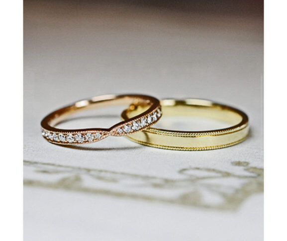 ミルグレインのリボンにデザインされた、ピンクゴールドのアンティーク結婚指輪 