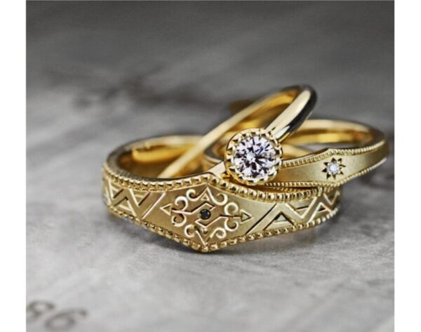 個性的な模様が入るアンティークゴールドの結婚指輪と婚約指輪のセット