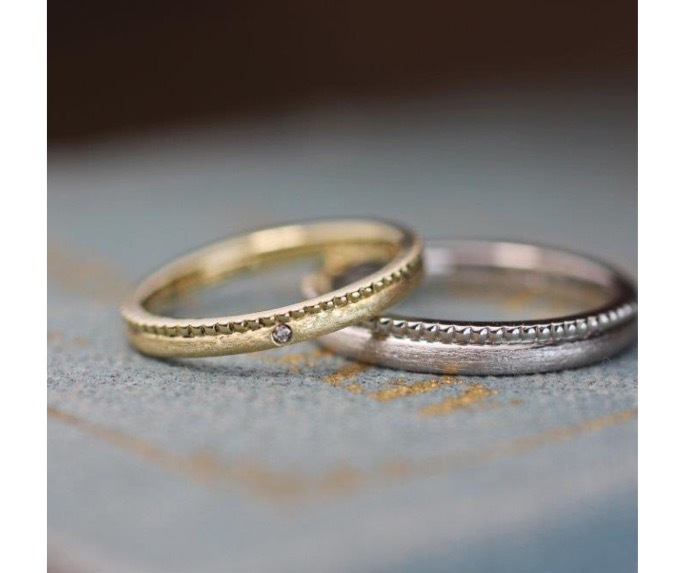 片サイドにミルグレインが入る、アンティークなゴールドとプラチナの結婚指輪 
