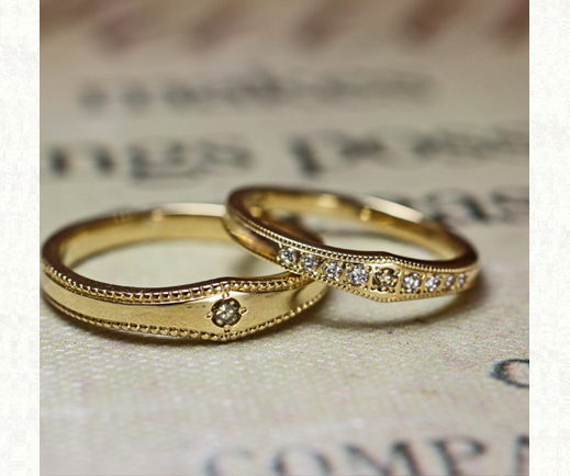 ブラウンダイヤとゴールドのアンティークな結婚指輪 