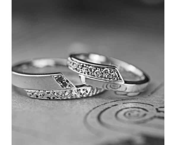 ダイヤをスネークリングに留めた個性派の結婚指輪オーダー作品 