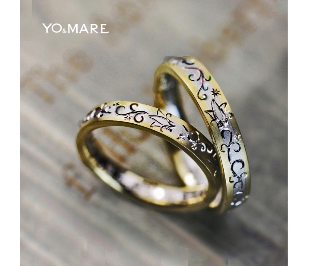 個性的なユリの柄模様が入るゴールドとプラチナのコンビデザインのアンティークな結婚指輪 