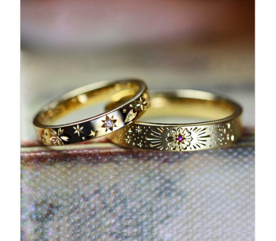 美しい模様が入るゴールドの結婚指輪