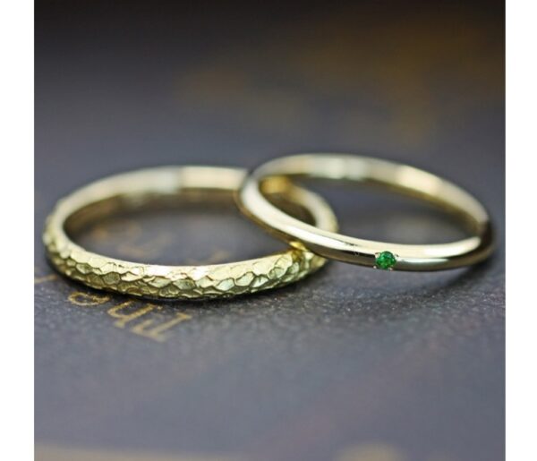 ールドのシンプルなレディスと小さなツチメテクスチャーのメンズペア・結婚指輪作品 ＞