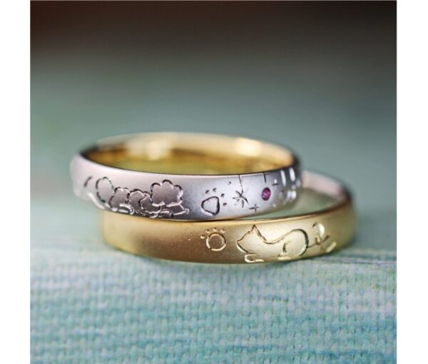 ネコとワンちゃん模様が入る、リングの内側と外側でコンビカラーのゴールド結婚指輪作品 ＞  