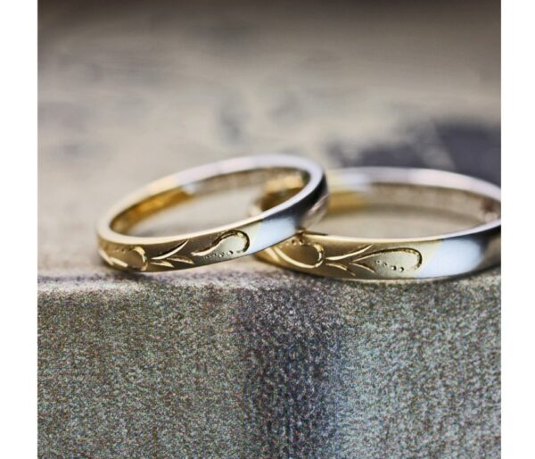 ゴールド部に模様が入る、プラチナとハーフで繋がるコンビデザインの結婚指輪作品 ＞