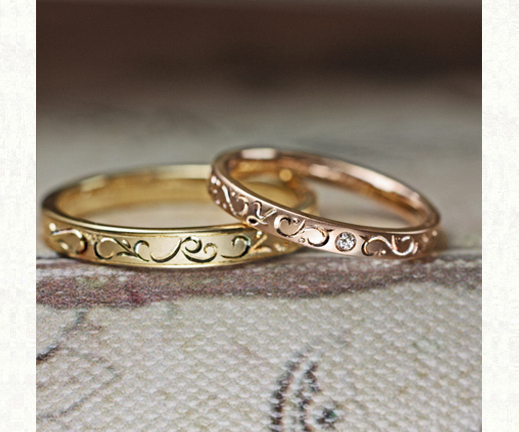 イニシャルと花の手彫り模様が一周に入った、ゴ ールドの結婚指輪オーダーメイド作品 ＞