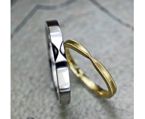   リボンデザインのレディスゴールドとメンズプ ラチナの結婚指輪 ＞   