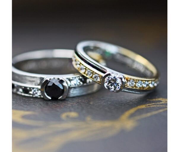 センターダイヤをセットした、ゴールドとプラチナの結婚指輪・エタニティオーダー作品 ＞