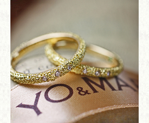  美しいシュガーテクスチャーの幅2mmの結婚指輪ゴールド作品 ＞
