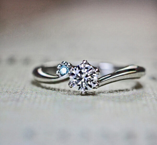  ブルーダイヤの足跡を添えた婚約指輪 
