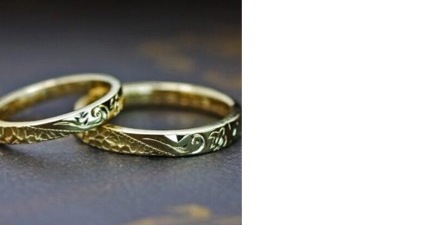 ハワイアン柄をハーフで入れたゴールド結婚指輪オーダーメイド作品 