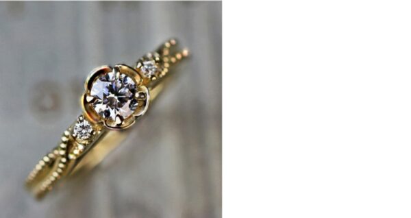 5枚花にデザインされたアンティークなゴールドの婚約指輪オーダー作品＞  