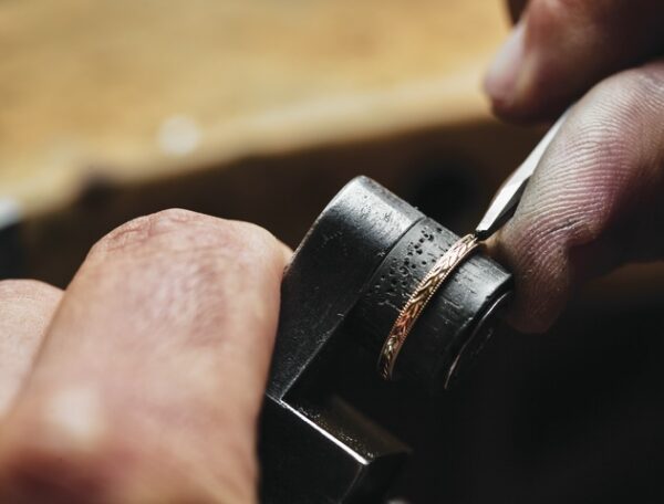 結婚指輪に【美しい手彫り模様】が出来る金細工職人は15人いない！