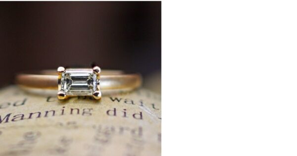 【四角いエメラルドカット】のダイヤをセットしたマットゴールドの婚約指輪＞