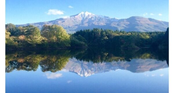 鳥海山もまた、山形県と秋田県に跨がる標高2,236 mの日本百名山の一つに数えられる名峰です。
