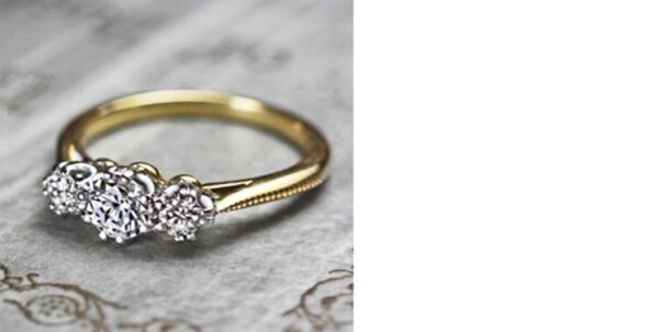 ３つのダイヤがブーケの様に並ぶ婚約指輪・リングコレクション＞