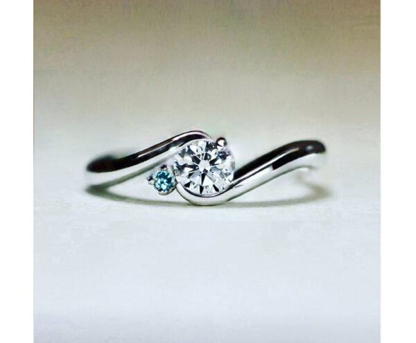 ダイヤモンドの太陽とブルーダイヤの月が一緒に輝く婚約指輪コレクション