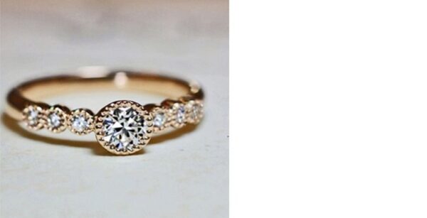 ７つのダイヤがピンクゴールドに輝く婚約指輪コレクション ＞